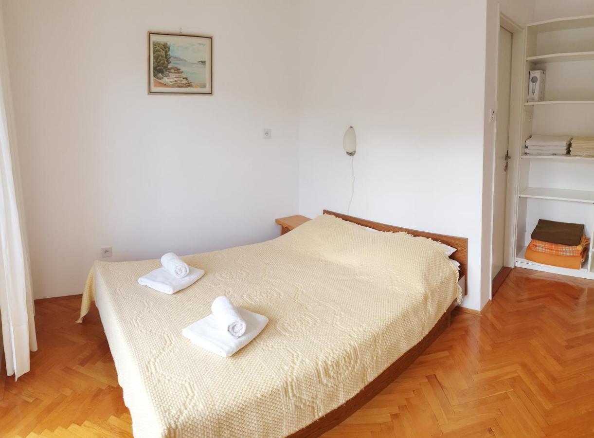 Apartments Lucija Стари Град Екстериор снимка