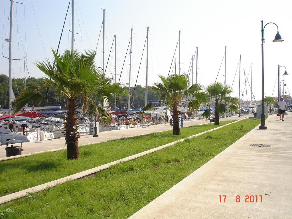 Apartments Lucija Стари Град Екстериор снимка