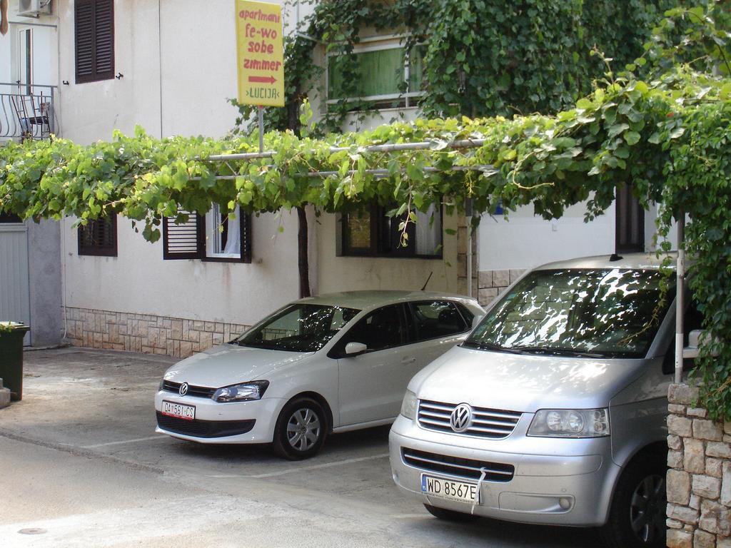 Apartments Lucija Стари Град Екстериор снимка