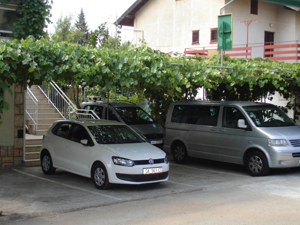 Apartments Lucija Стари Град Екстериор снимка