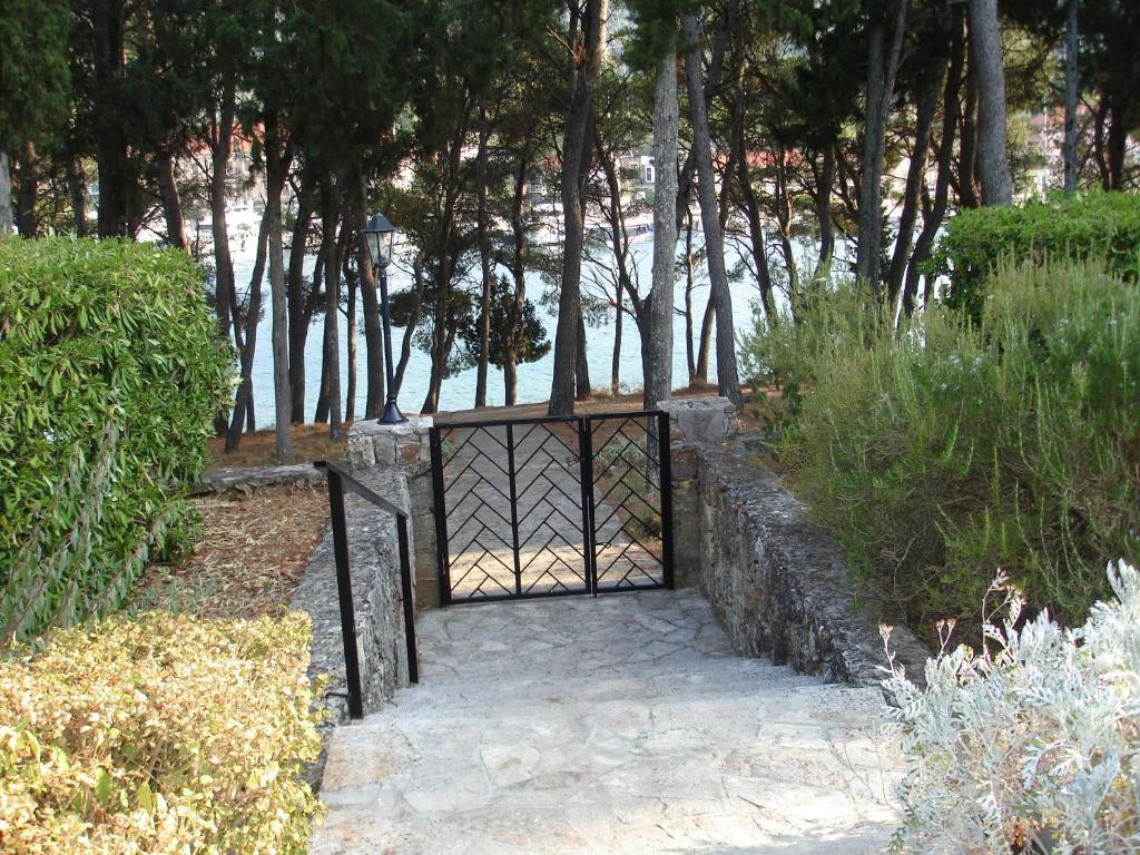 Apartments Lucija Стари Град Екстериор снимка
