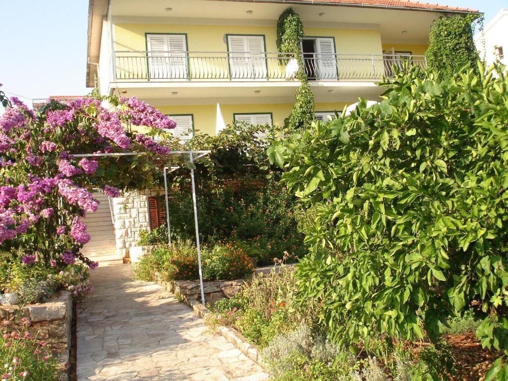 Apartments Lucija Стари Град Екстериор снимка